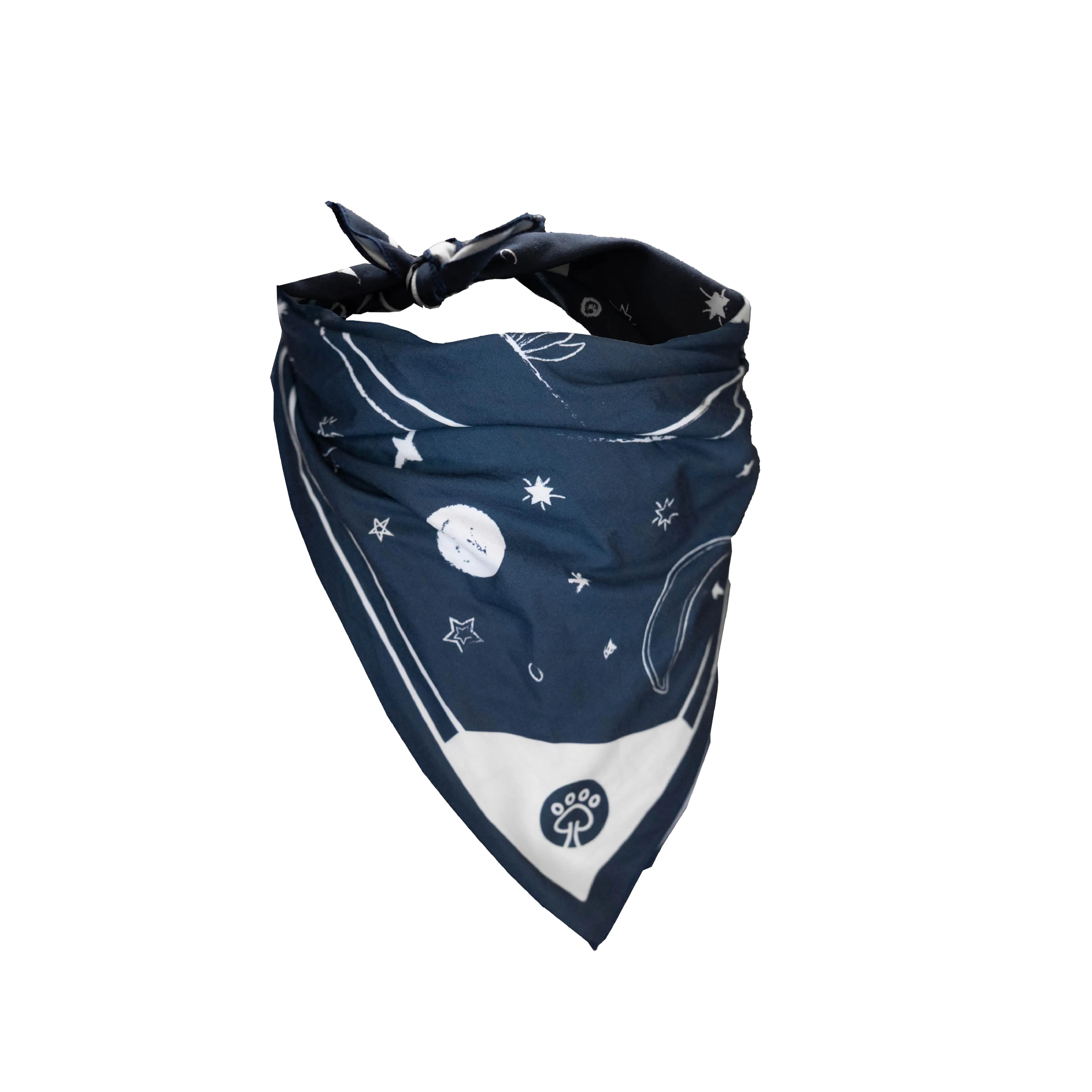 Pañuelo para perros Desert Night presentado en maniquíes invisibles, mostrando el ajuste y los detalles del diseño.