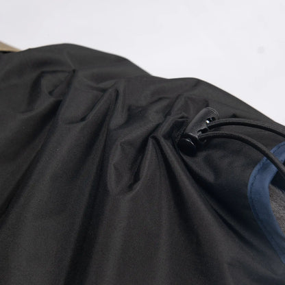 Cordón con tope ajustable del impermeable Baja Coastline, que permite un ajuste personalizado para mantener a los perros secos y cómodos con lluvia y viento.