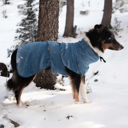 Chaqueta polar para perros con correas ajustables, que ofrece aislamiento y comodidad al explorar paisajes invernales.