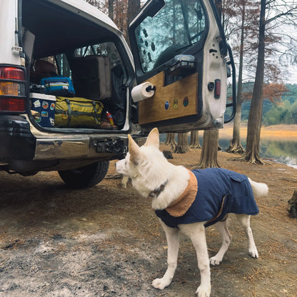 Abrigo cómodo con forro polar para perros medianos y grandes, con tejido azul marino y bolsillos funcionales que combinan estilo y utilidad.