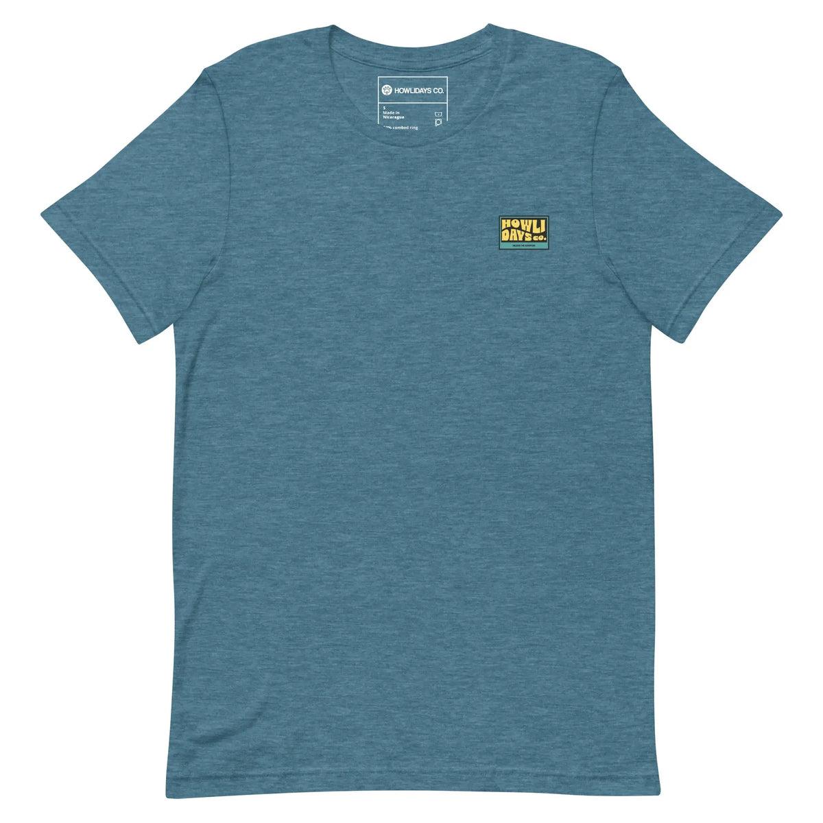 Vista frontal de la Better Off Surfing Tee en azul verdoso, con un pequeño estampado amarillo en el pecho.