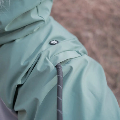 Impermeable para perros con abertura dorsal para enganchar fácilmente la correa y mantenerlos secos durante las aventuras al aire libre.