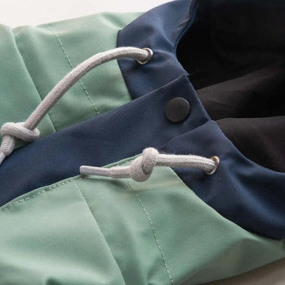 Capucha de un impermeable para perros con cordón de ajuste, mostrando su ajuste regulable y diseño protector impermeable para aventuras al aire libre.