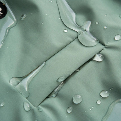 Impermeable para perros con gotas de agua en el tejido, demostrando su diseño impermeable y protector para aventuras al aire libre.