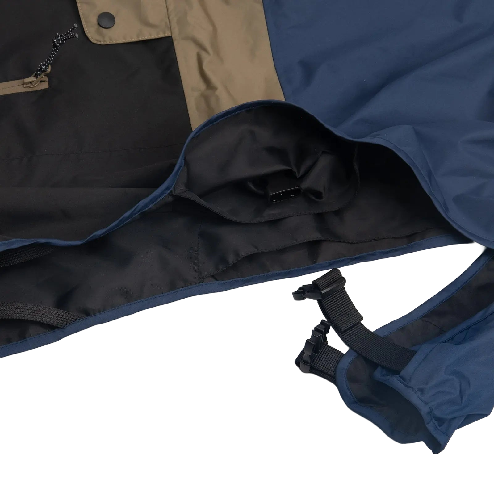 Cierre pectoral ajustable con clips del abrigo impermeable Baja Coastline, que garantiza un ajuste seguro y cómodo para perros activos bajo la lluvia.