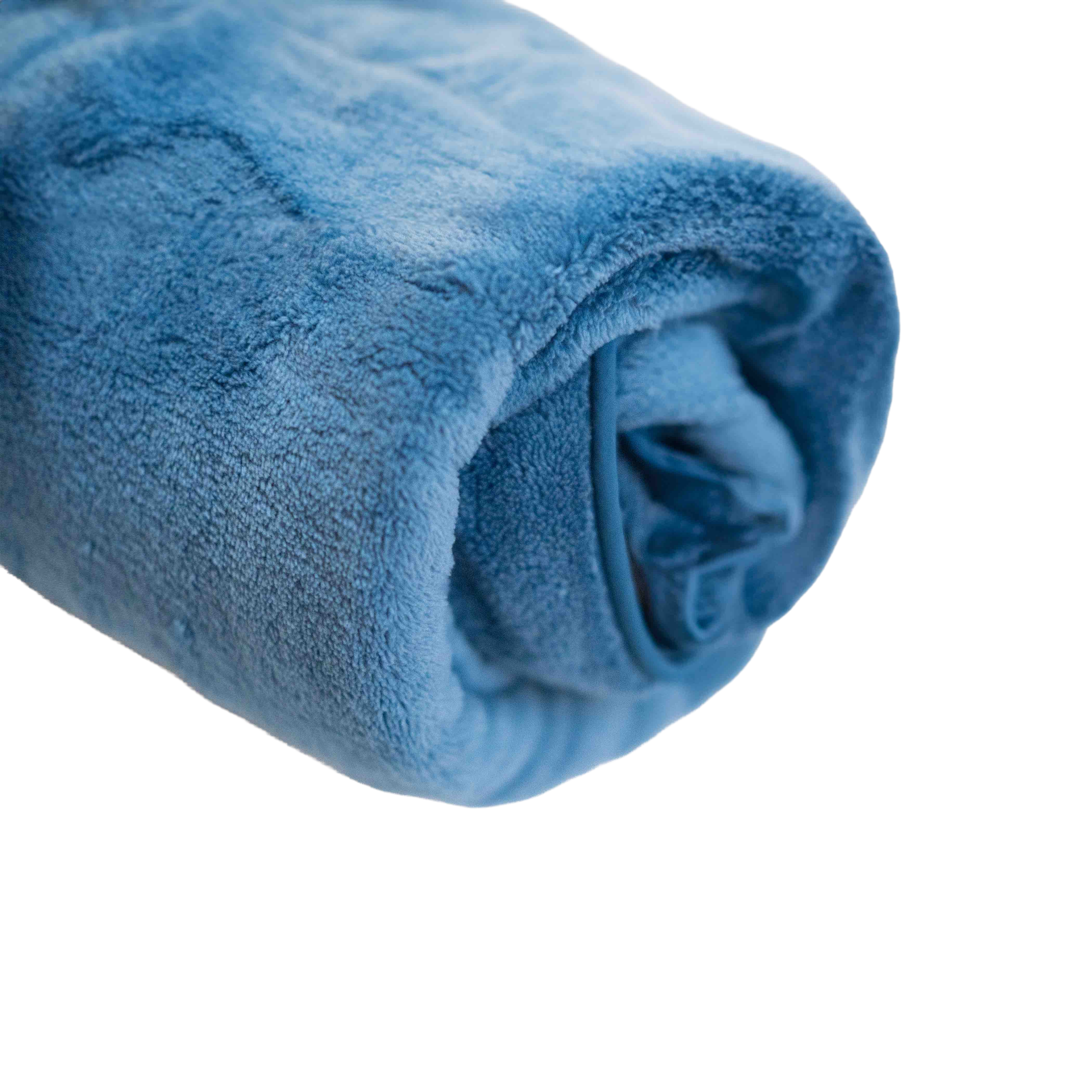 Abrigo polar ligero y flexible para perros mostrado en posición enrollada, destacando su textura suave y acogedora y su ajuste seguro para perros activos en invierno.