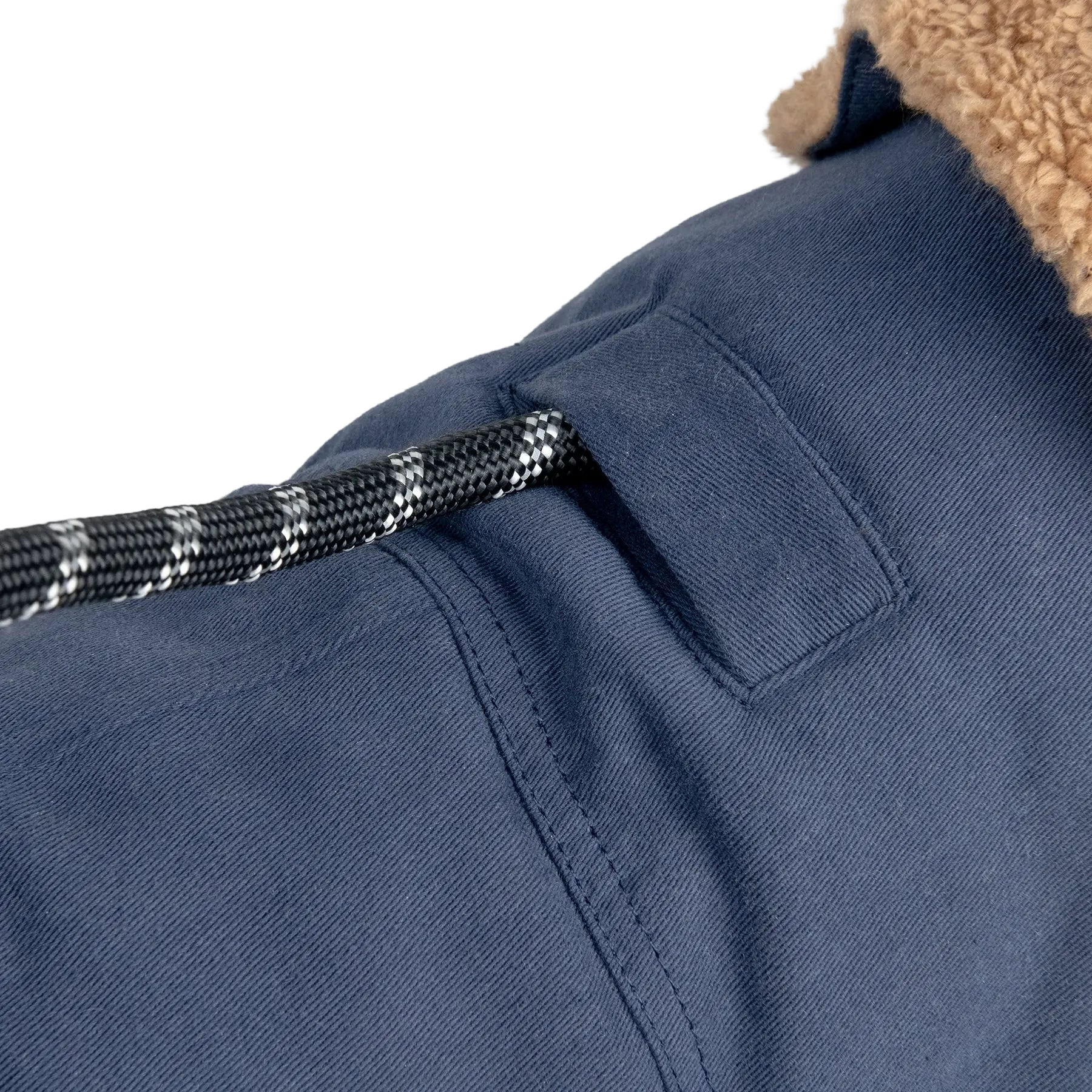 Chaqueta de invierno para perros con abertura dorsal para la correa, que facilita la conexión al arnés y aporta comodidad en paseos con frío.
