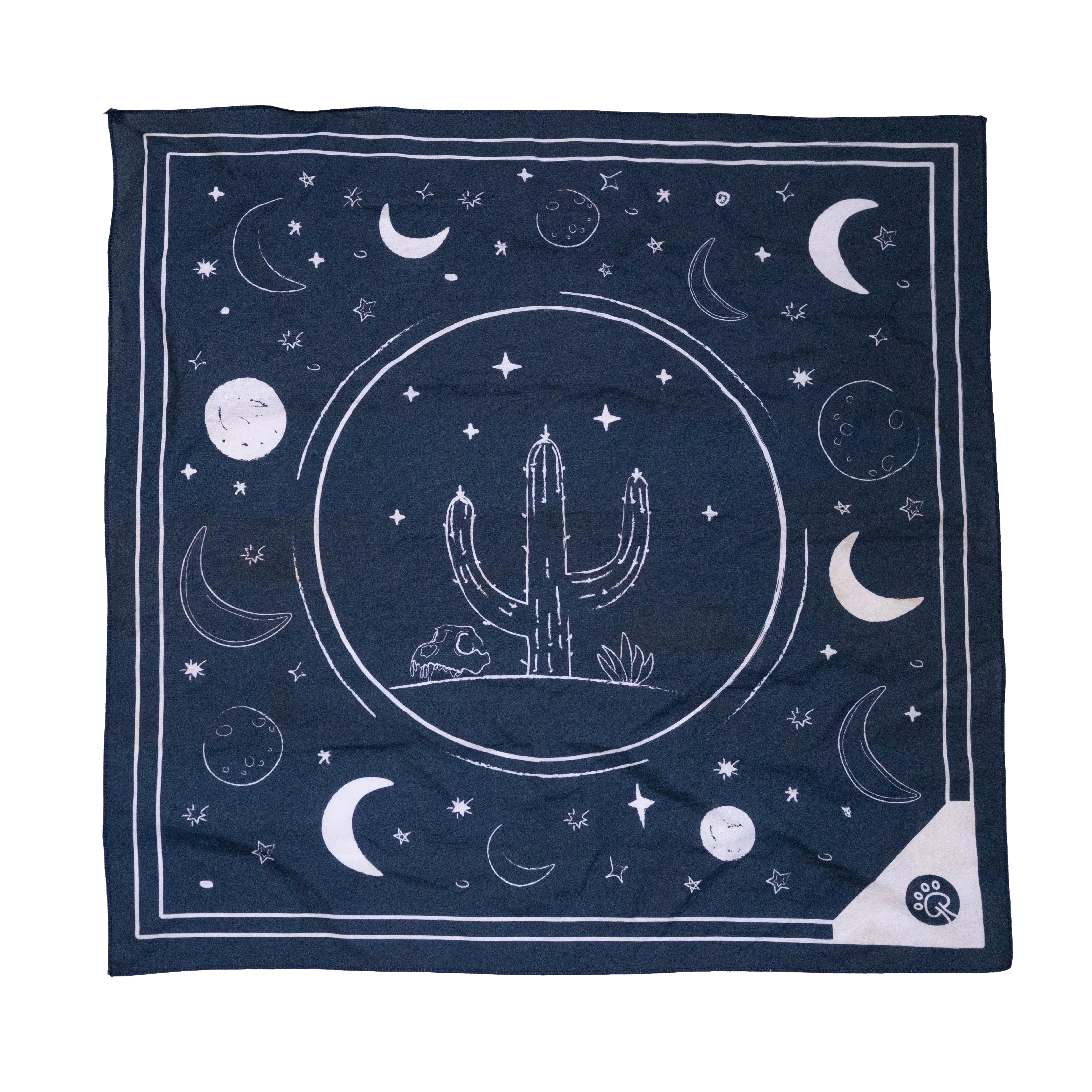 Pañuelo para perros Desert Night extendido en plano, mostrando el estampado completo, la forma y los detalles del tejido.